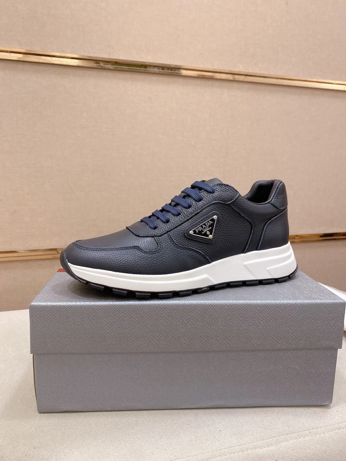 Factory price 560💰(High version) New Prada (Prada) high-top counters are on the market at the same time, new men's shoes, 😘fabrics are selected from waterproof technical cloth. First layer cowhide lining. 👍🏿Original molded anti-slip rubber outsole, with exquisite lines, simple and elegant, comfortable and high-end for leisure travel. Number of yards: 38 to 44. (Can be customized for 45.46.)
